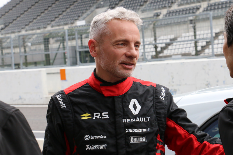 タイムアタック後にスタッフと会話するウルゴン氏。シフトミスをしたという1本目にも先代トロフィー Rからタイムを短縮。2回目のタイムアタックでさらなるタイム更新を実現した