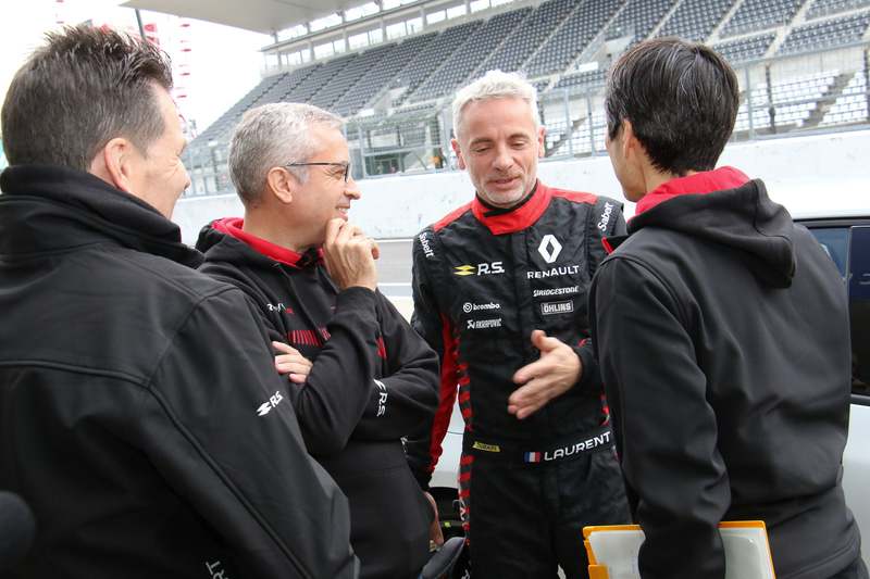 タイムアタック後にスタッフと会話するウルゴン氏。シフトミスをしたという1本目にも先代トロフィー Rからタイムを短縮。2回目のタイムアタックでさらなるタイム更新を実現した