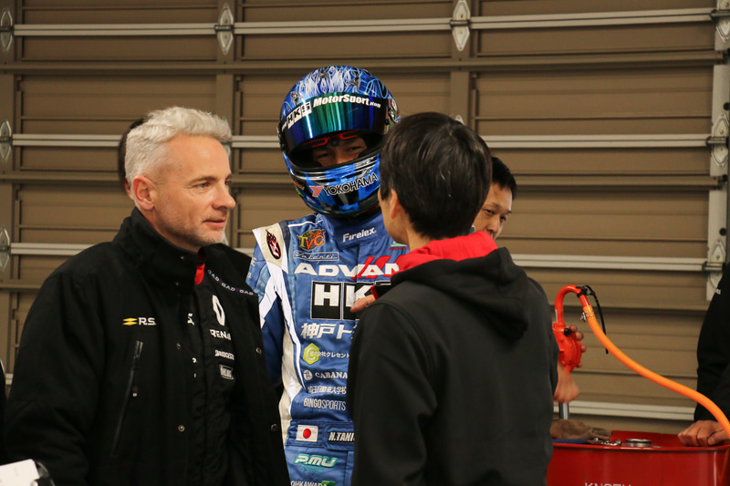 この日はブルーのヘルメットとレーシングスーツを着用して新型トロフィー Rのラップタイム計測に臨んだ