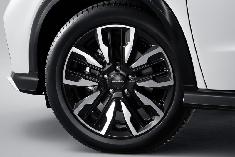 専用18インチアルミホイール（2WD）