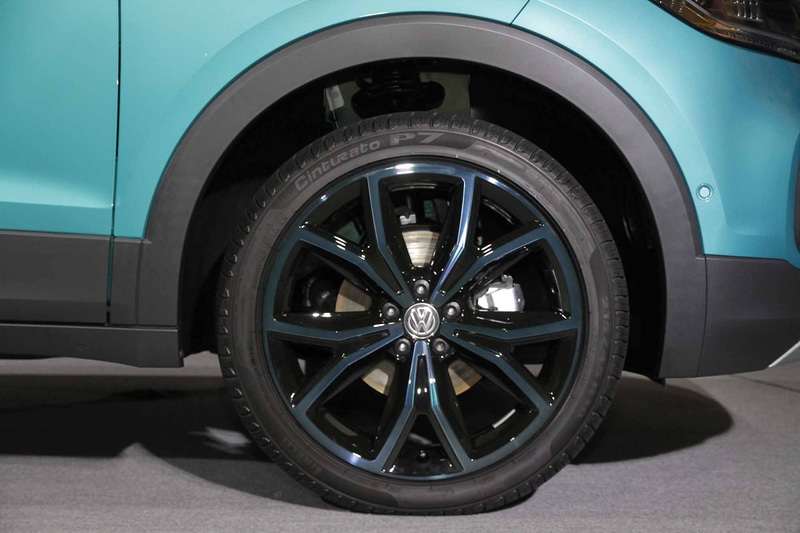 ドアミラー・アルミホイール・シートなどの装備はデザインパッケージで（ブラック）（オレンジ）（グリーン）の3色から選択可能