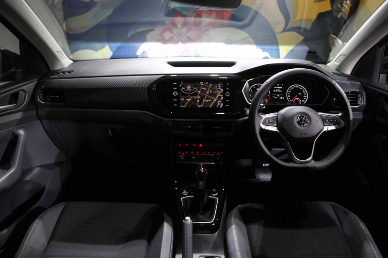 スッキリした水平基調のデザインに纏められたインパネ。メーター画面とインフォテーメント画面が横1列に配置され視認性と操作性が高く運転しやすいレイアウト