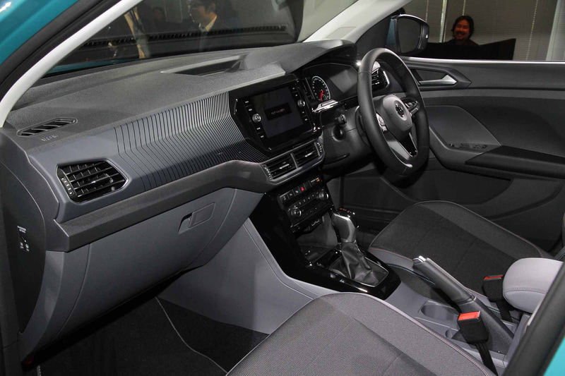 スッキリした水平基調のデザインに纏められたインパネ。メーター画面とインフォテーメント画面が横1列に配置され視認性と操作性が高く運転しやすいレイアウト