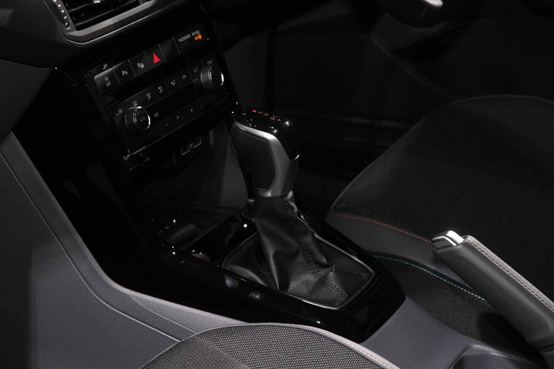 トランスミッションは7速DSG。ステアリングにパドルシフトを備えている