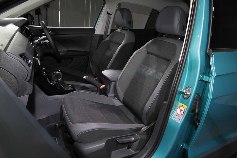 フロントシートの着座位置は高めなので前方の視認性が良い。リアシートは最大14cmの前後スライドを備え、背面は60:40で分割して倒すことができる