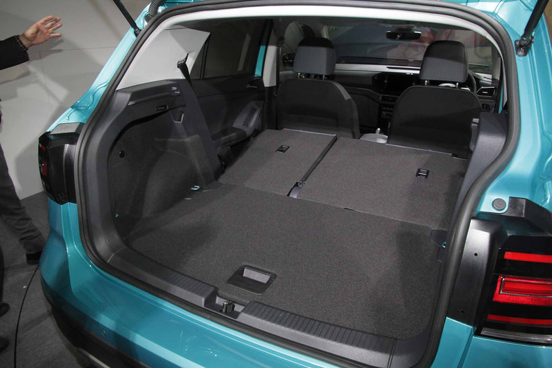 クラストップレベルの455Lの広さを持つラゲッジスペース。リアシートの背面を倒せば最大1281Lの空間が確保される
