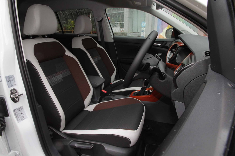 別会場の新虎ヴィレッジには、ボディーカラーがピュアホワイトの「T-Cross」を展示。ドアミラーのカバーやホイール、シートにもデザインパッケージでオレンジを採用していた