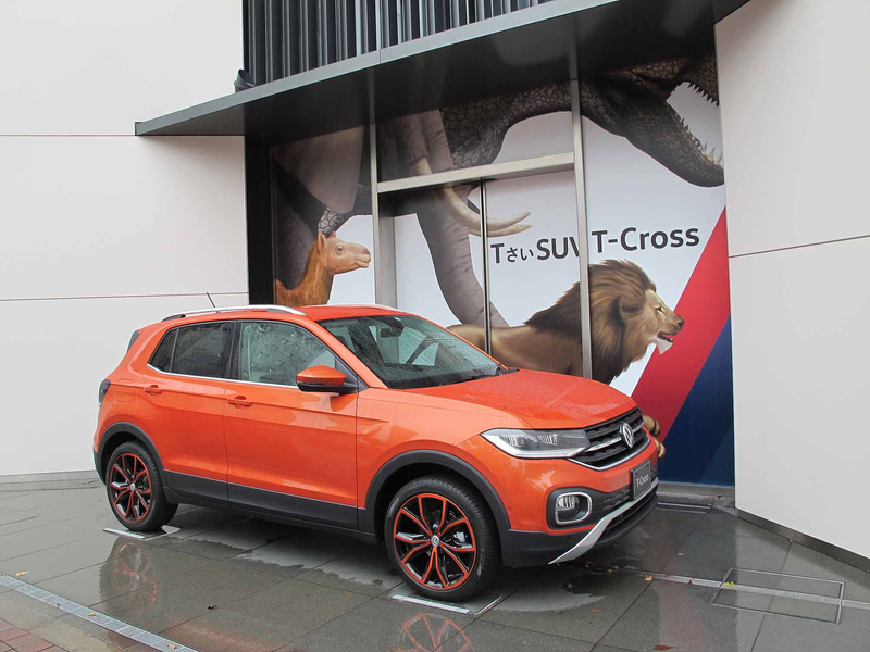 新虎The Core Kitchenのエントランスにはエナジェティックオレンジメタリックのボディーカラーの「T-Cross」をディスプレイ