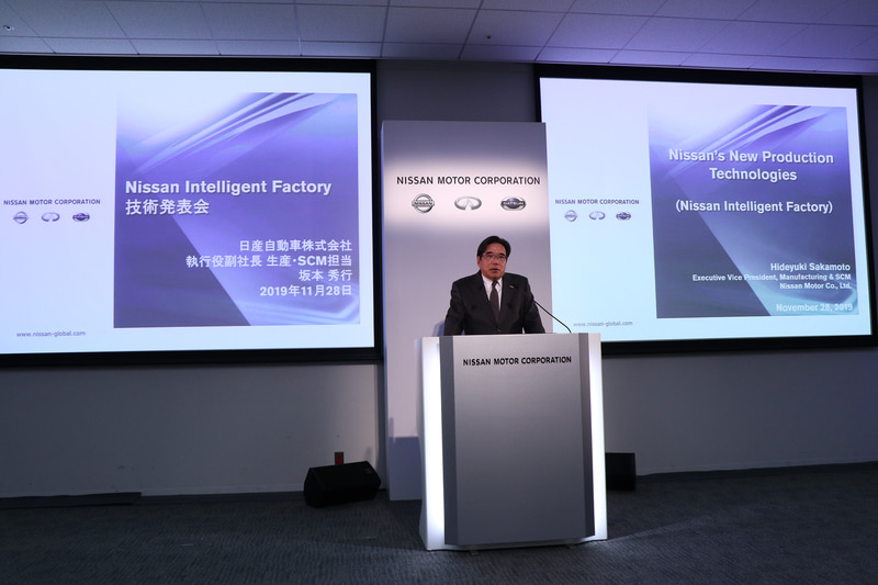 説明会で「ニッサン インテリジェント ファクトリー」について説明する坂本氏