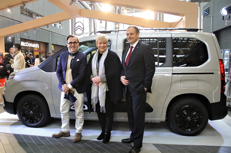 「コンフォート・ラ・メゾン・シトロエン」で日本初公開された新コンセプトMPV「ベルランゴ」。前に立つのは、左からシトロエンS.A. マーケティング部長 アルノー・ベローニ氏、同CEO リンダ・ジャクソン氏、プジョー・シトロエン・ジャポン株式会社 代表取締役社長 クリストフ・プレヴォ氏