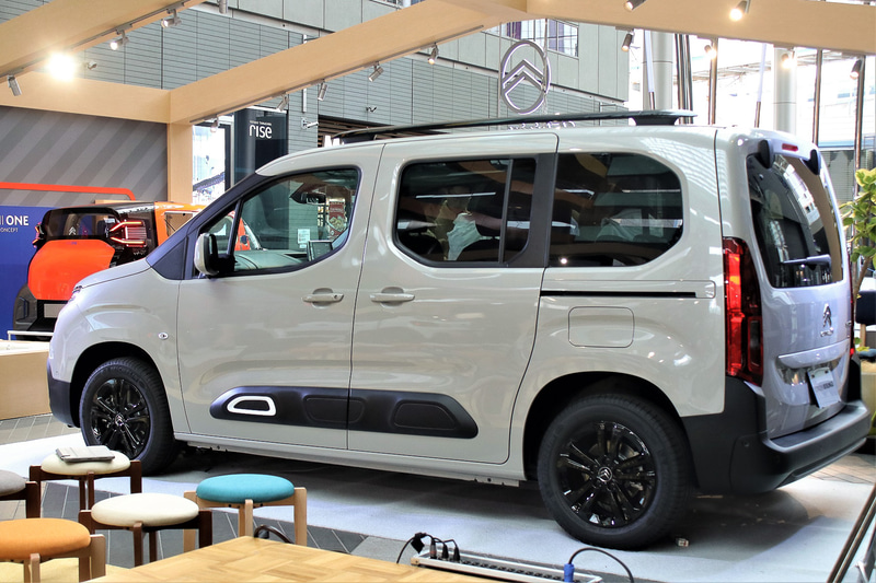 ベルランゴのリアビュー。リアゲートのガラスハッチだけを開閉することも可能