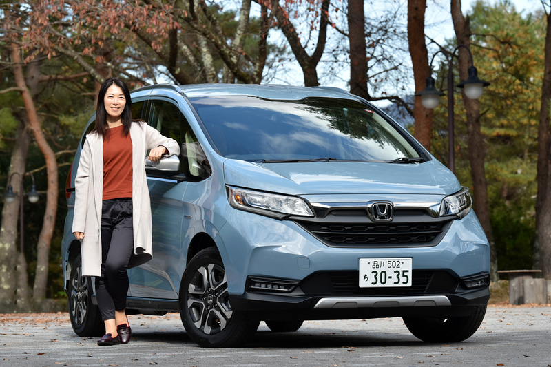 まるも亜希子が本田技研工業「フリード＋ HYBRID CROSSTAR」と秋のドライブに出かけた