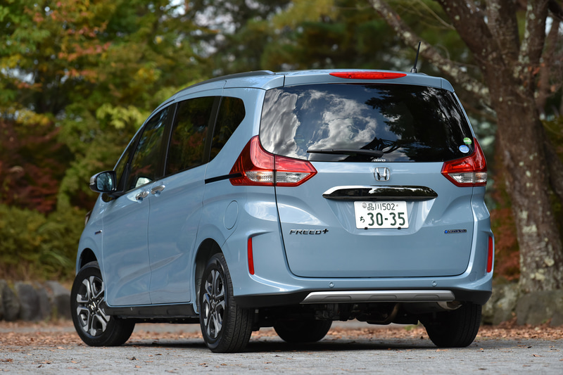 フリード＋ HYBRID CROSSTAR・Honda SENSINGの4WD車（304万400円）。ボディカラーは新色の「シーグラスブルー・パール」。ボディサイズは4265×1695×1735mm（全長×全幅×全高）で、ホイールベースは2740mm。最小回転半径は5.2m