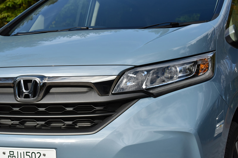 フロントグリル、バンパー、LEDフォグランプなどがSROSSTAR専用品