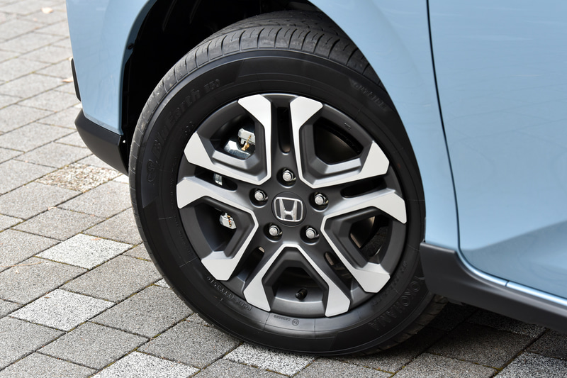 装着タイヤは横浜ゴム「ブルーアース E50」で、タイヤサイズは185/65R15