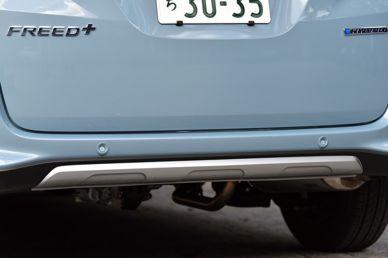 前後に備わるシルバーのプロテクター風ロアスポイラーが特徴