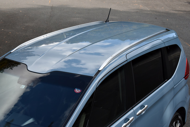 しっかりとしたルーフレールも備わる