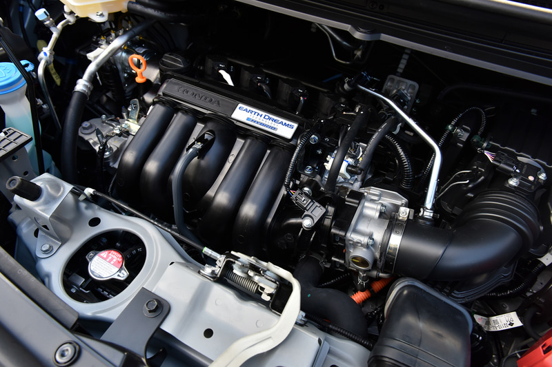 最高出力81kW（110PS）/6000rpm、最大トルク134Nm（13.7kgfm）/5000rpmを発生する直列4気筒DOHC 1.5リッターエンジンに、最高出力22kW（29.5PS）/1313-2000rpm、最大トルク160Nm（16.3kgfm）/0-1313rpmを発生するモーターを内蔵した7速DCTを組み合わせるSPORT HYBRID i-DCDを搭載