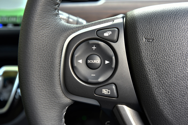 ステアリングのスイッチ類