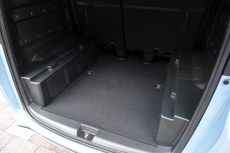 ラゲッジは2段に分かれていて、荷物の量や大きさなどに応じてボードの配置をアレンジ可能。オプションでスライドレールや棚などを増設することができるサービスホールも設定される