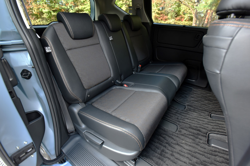 フリード＋ CROSSTARのシート。専用のデジタル柄を採用する