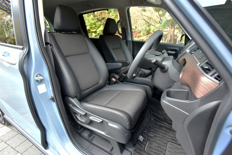 フリード＋ CROSSTARのシート。専用のデジタル柄を採用する