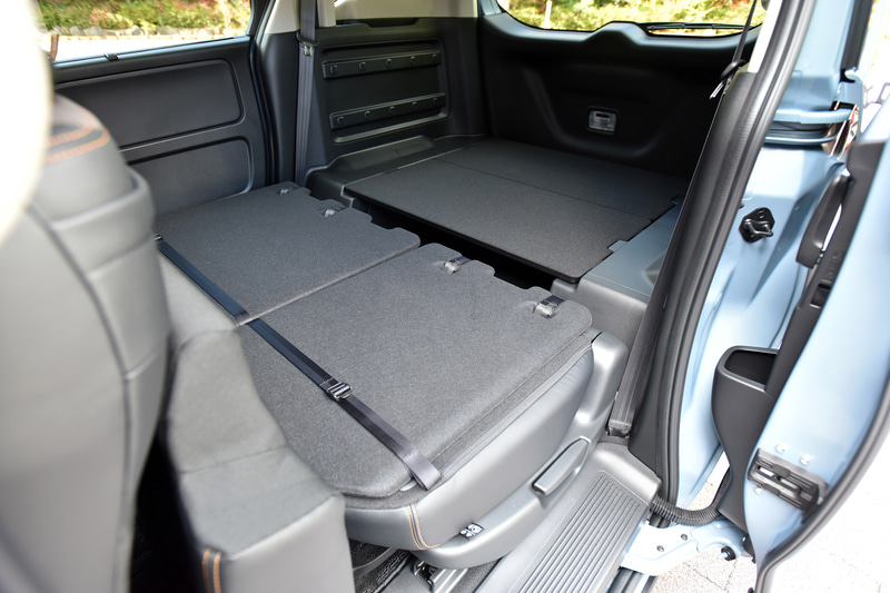 6：4分割のリアシートはダブルフォールダウン機構付のためフルフラット化が可能