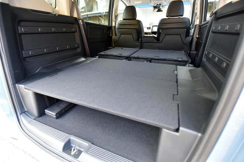 6：4分割のリアシートはダブルフォールダウン機構付のためフルフラット化が可能