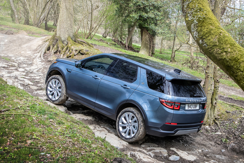 ディスカバリー・スポーツの2020年モデルではランドローバーの最新アーキテクチャー「PTA」を採用。走行性能や安全性を高めている