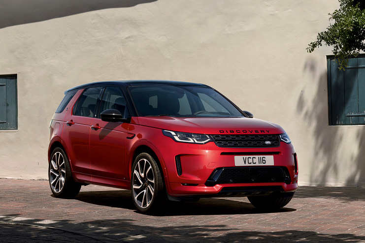 左が基本デザインで右がR-DYNAMIC。フロントグリルやバンパー、フェンダーアーチ、ホイールなどが異なるデザインとなっている