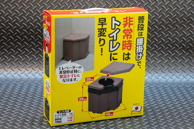 サンコーという会社から発売されている「ポータブルコーナートイレ」のパッケージ。インターネット通販で購入。価格は約8000円。メーカー直販サイトでは9900円だった（11月28日時点）