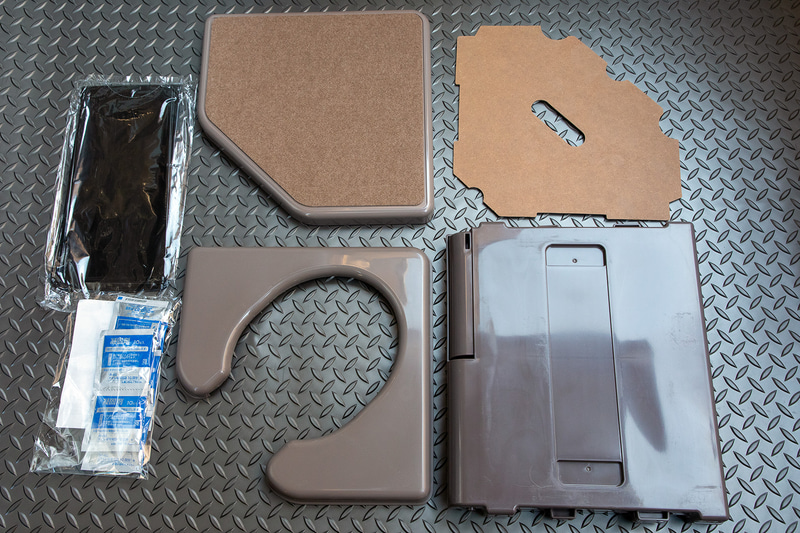 パッケージを開けると中身はこんな感じ。本体は折り畳んだ状態。付属品として排せつ物用のビニール袋や凝固剤も入っている。なお、本体と便座はポリプロピレン製なので水洗いも可能だ