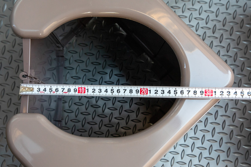 簡易トイレだけに、座面の幅は家庭用トイレと比べれば狭い。とはいえ、メジャーで計測した数値は、開口部の最も長いところで約25cmあるし、便座部分も不都合ない面積が確保している