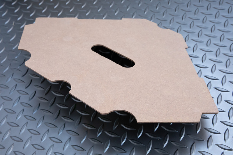 底板は木製。本体の剛性には関係ないようなので、底板を敷かなくても使える感じだ