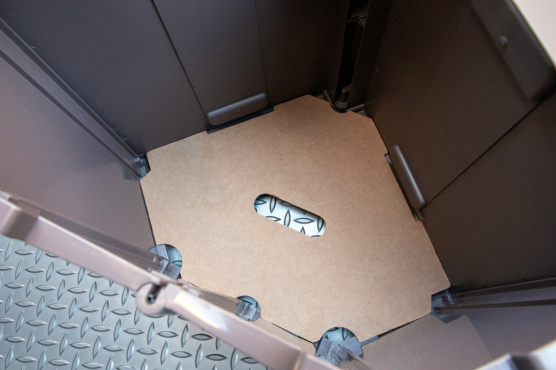 底板は木製。本体の剛性には関係ないようなので、底板を敷かなくても使える感じだ