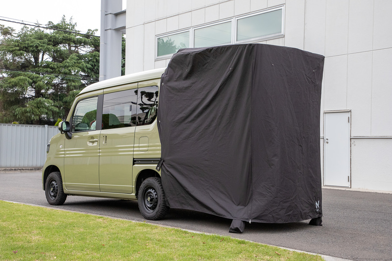 こちらは純正アクセサリーのテールゲートカーテン。これも目隠しとして使える。また、海辺などで使用する背の高いポップアップテントをトイレ部屋として用意するのもいいだろうし、簡易トイレに座る時にポンチョなどを被るだけでも目隠しになる