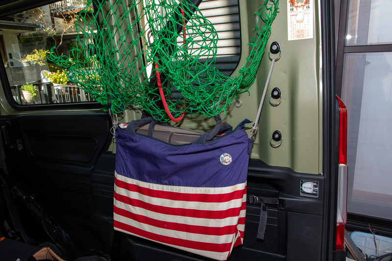 N-VANのラゲッジスペース側面に吊ってみる。簡易トイレが入っているようにはまったく見えない。トイレ装備（搭載）のクルマと言えば大型のキャンピングカーぐらいなので、なんだかすごい装備が付いたようにも思える