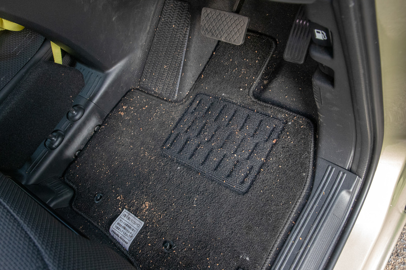 スタンダードタイプのフロアカーペットマットは色が黒いので小石や砂粒が載ると目立つ。マット上から小石などがフロアカーペットにこぼれ落ちることもあって掃除が面倒だった