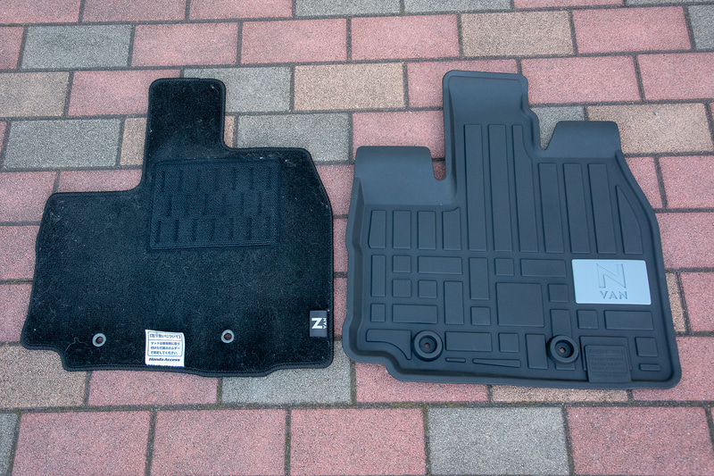 N-VANに限らず、最近のホンダ車ではこの手を樹脂マットをフロアカーペットマットと重ねて装着できるよう、フロア側のフックやマット自体の固定方法が考られているので、筆者も最初に買ったフロアカーペットマットにオールシーズンマットを重ねて使っている