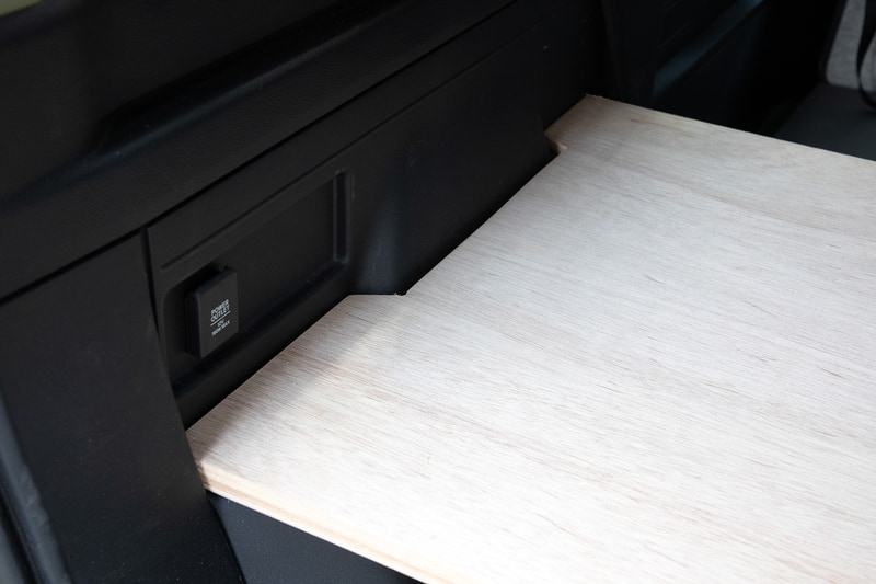 タイヤハウスの上部に載せるだけ。凹凸があるので前後には動かない