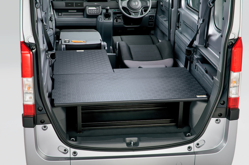 こちらは純正アクセサリーのマルチボード。ラゲッジ用（6万2000円）とリア用（2万9000円）がある。ボードの下には支柱が設けていて強度も高い。2つとも装備するとラゲッジスペースを2段で使えるだけでなく、車中泊時にベッドとして使える