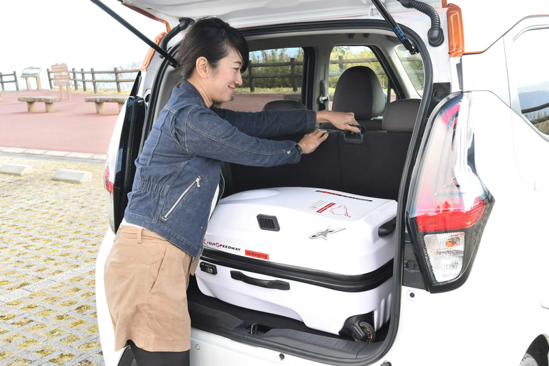 荷室に大きい荷物を積みたい時は、リアシートを前方にスライドすれば、後席に乗員が座れる状況を確保したまま荷室の奥行きを広く確保できる。スライドの操作レバーは背もたれの上部に用意