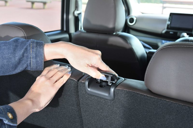 荷室に大きい荷物を積みたい時は、リアシートを前方にスライドすれば、後席に乗員が座れる状況を確保したまま荷室の奥行きを広く確保できる。スライドの操作レバーは背もたれの上部に用意