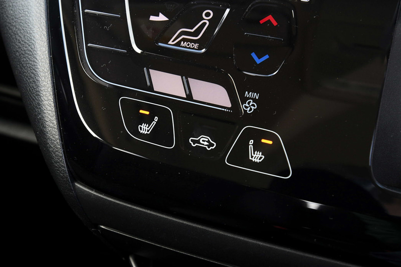 寒冷地仕様の4WD車を選択すると前席シートヒーター、ヒーター付きドアミラーなどが標準装備になる（2WD車はオプション）