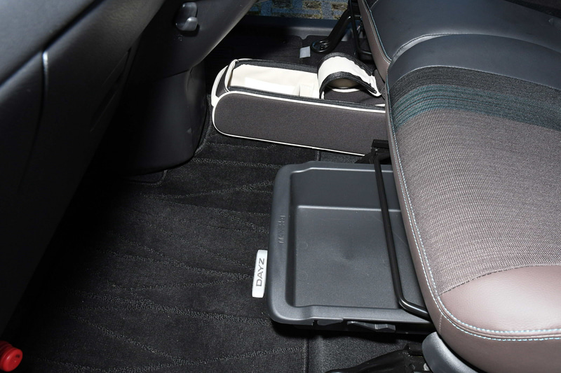 インストルメントパネルを中心に配置した収納アイテム類。車検証入れはドアポケットに設定し、グローブボックスのスペースをフルに使えるようになっている。助手席シートアンダーボックスはグレード別で用意するほか、ティッシュボックスなどを収納できるシートアンダードローをディーラーオプションで設定