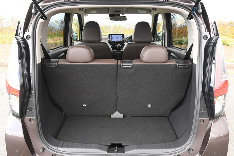 ラゲッジスペースは先代から荷室長を135mm伸ばして385mmを実現。2WD車では容量54Lの大型ラゲッジアンダーボックスを搭載し、A型ベビーカーも積み込めるようにした