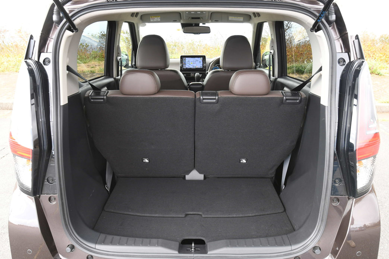 ラゲッジスペースは先代から荷室長を135mm伸ばして385mmを実現。2WD車では容量54Lの大型ラゲッジアンダーボックスを搭載し、A型ベビーカーも積み込めるようにした