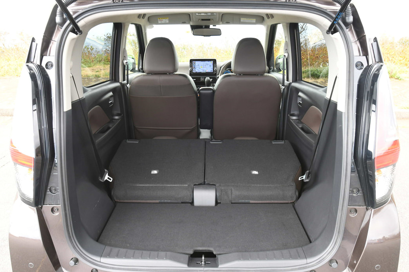 ラゲッジスペースは先代から荷室長を135mm伸ばして385mmを実現。2WD車では容量54Lの大型ラゲッジアンダーボックスを搭載し、A型ベビーカーも積み込めるようにした