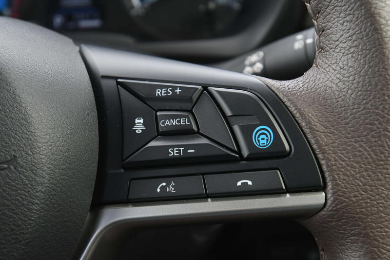 ステアリングの右側にあるブルーのスイッチで軽自動車初搭載の先進運転支援技術「プロパイロット」を起動させることができる。プロパイロットはアクセル、ブレーキ、ハンドルの操作をクルマがアシストするというもので、高速道路などの走行中に車間距離の維持、車線中央の維持をサポートしてくれる。写真右は大型の9インチナビゲーション