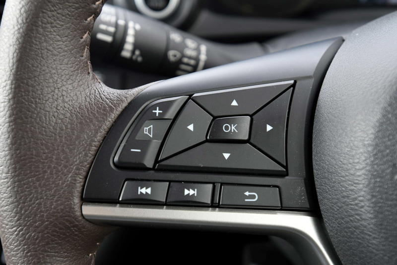 ステアリングの右側にあるブルーのスイッチで軽自動車初搭載の先進運転支援技術「プロパイロット」を起動させることができる。プロパイロットはアクセル、ブレーキ、ハンドルの操作をクルマがアシストするというもので、高速道路などの走行中に車間距離の維持、車線中央の維持をサポートしてくれる。写真右は大型の9インチナビゲーション